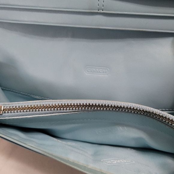 Coach Classic Logo Bifold Wallet. - Picture 11 of 11